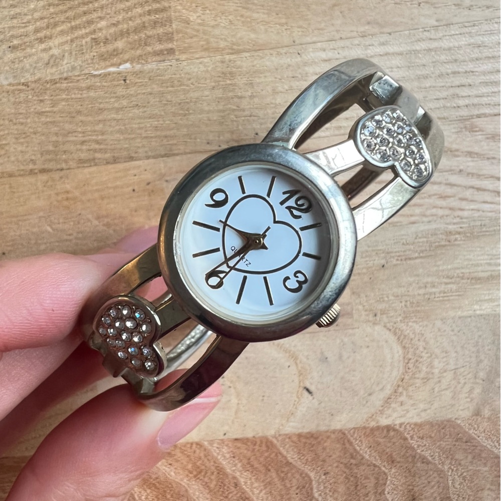 Unbranded Ladies fashion bangle bracelet hearts Watch NEW BATTERY